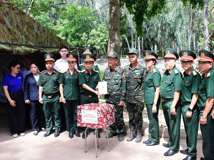 Đoàn công tác Công ty TNHH MTV Tây Nam thăm, động viên lực lượng đang thực hiện nhiệm vụ tại Công viên Lê Thị Riêng. 