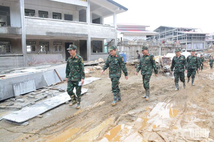  Lãnh đạo Binh đoàn 12 - Tổng công ty Xây dựng Trường Sơn (Bộ Quốc phòng) kiểm tra công trường thi công Trường Phổ thông nội trú Tiểu học và THCS Y Tý. 