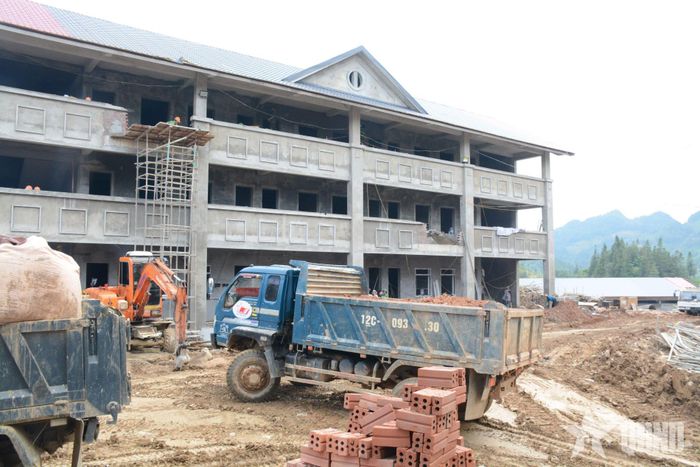 Vận chuyển nguyên vật liệu là thách thức đặt ra khi thi công ở địa bàn vùng cao, biên giới. 