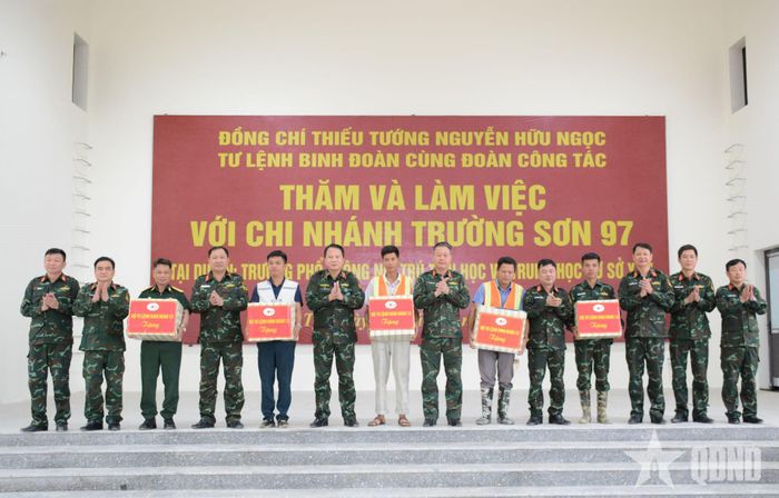  Lãnh đạo Binh đoàn 12 tặng quà các đơn vị thi công trên công trường.