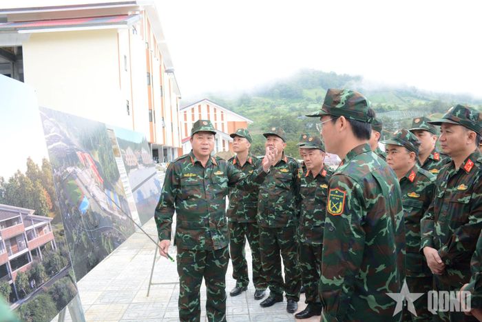  Thiếu tướng Nguyễn Hữu Ngọc, Tư lệnh Binh đoàn 12 kiểm tra tiến độ Trường Phổ thông nội trú Tiểu học và THCS Y Tý.