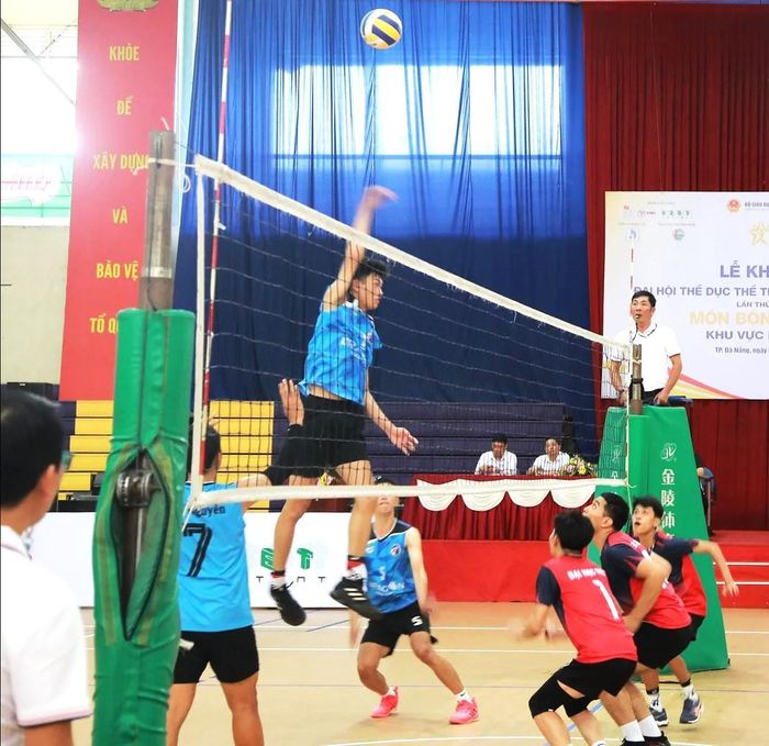 Trận thi đấu đầu tiên của 2 đội bóng chuyền nam sinh viên diễn ra sôi nổi. (Ảnh BTCCC)