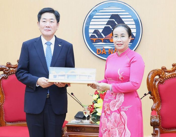Phó Chủ tịch UBND TP Đà Nẵng Nguyễn Thị Anh Thi (phải) tặng quà Thị trưởng thành phố Osan (Hàn Quốc).