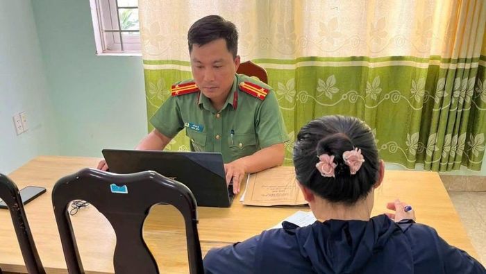 Công an xã Lệ Thủy làm việc, tuyên truyền cho 1 trường hợp bị lôi kéo tham gia “Hội thánh Đức Chúa Trời Mẹ”.