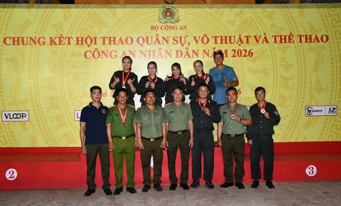 Đội tuyển bắn súng Công an TP Đà Nẵng nhận giải Nhì, Ba đồng đội nữ nội dung súng ngắn phối hợp điểm xạ tiểu liên MP5 ban đêm và nội dung súng ngắn phối hợp điểm xạ tiểu liên AK ban đêm.