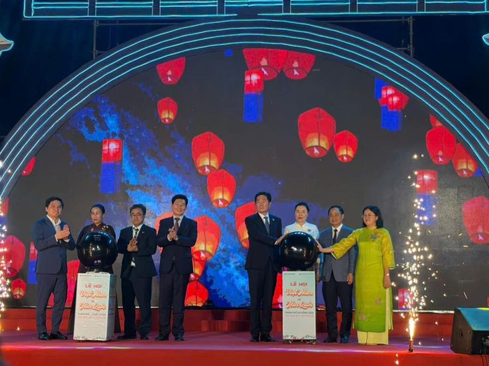 Các đại biểu thực hiện nghi thức khai mạc Lễ hội.