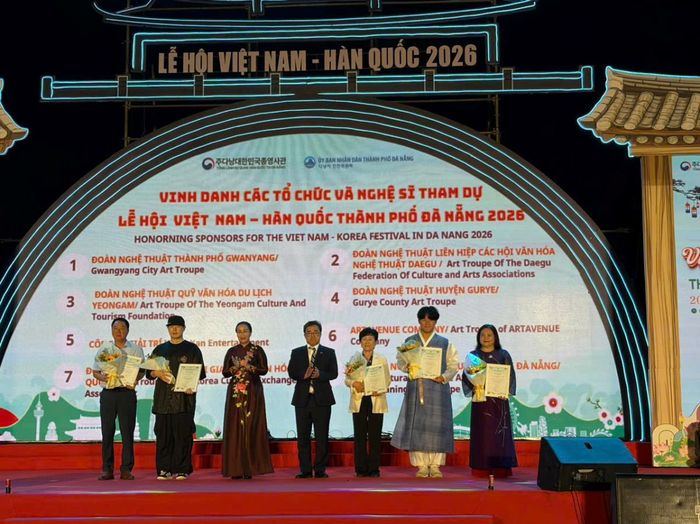 Ban Tổ chức trao hoa và thư cảm ơn các đoàn nghệ thuật tham dự Lễ hội.