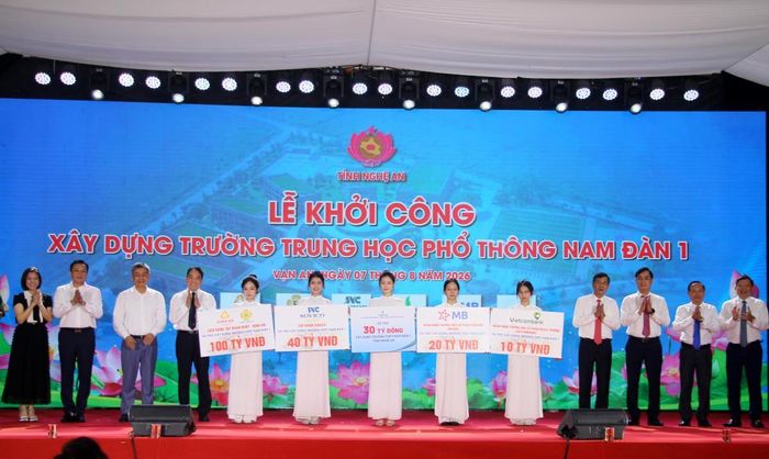 Các nhà tài trợ trao biểu trưng số tiền 200 tỷ đồng cho đại diện UBND tỉnh Nghệ An.