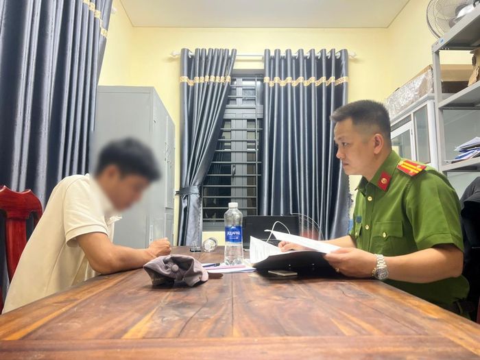 Trung tá Lê Tấn Thoại – Trưởng Công an xã Quế Sơn Trung làm việc với đối tượng.