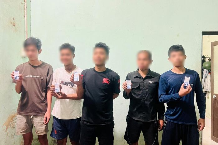 5 thanh niên test ma túy có kết quả âm tính tại cơ sở làm việc.