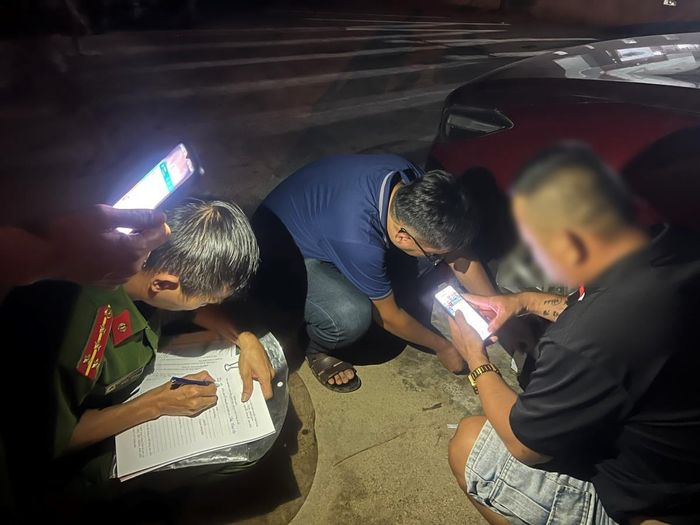 Tổ chức test ma túy ngay ven đường.