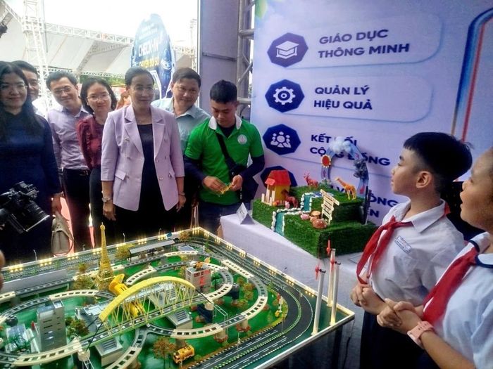 Phó Chủ tịch UBND thành phố Nguyễn Thị Anh Thi thăm các khu trưng bày tại Ngày hội.