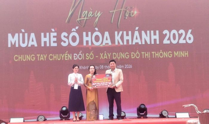 Các đơn vị, cá nhân tặng quà an sinh xã hội tại Ngày hội.