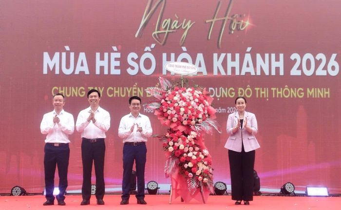 Phó Chủ tịch Thường trực HĐND thành phố Trần Phước Sơn và Phó Chủ tịch UBND thành phố Nguyễn Thị Anh Thi tặng hoa chúc mừng Ngày hôi "Mùa hè số Hòa Khánh 2026".