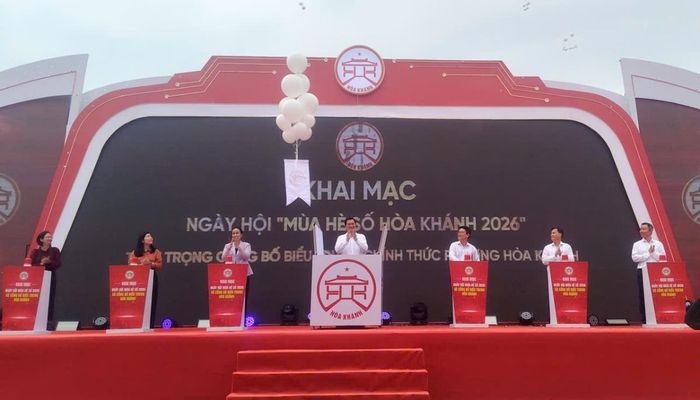 Lãnh đạo thành phố và phường Hòa Khánh bấm nút công bố biểu trưng chính thức phường Hòa Khánh.