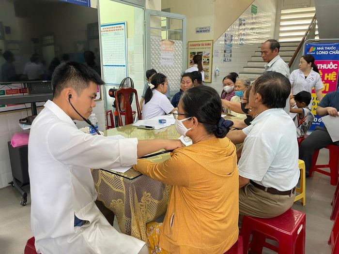 Bác sĩ khám bệnh cho người dân phường Liên Chiểu tại Điểm Trạm Liên Chiểu 1.