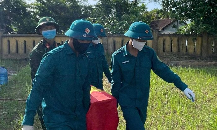 Lực lượng chức năng khai quật hài cốt liệt sĩ tại Tây Hồ, TP Đà Nẵng