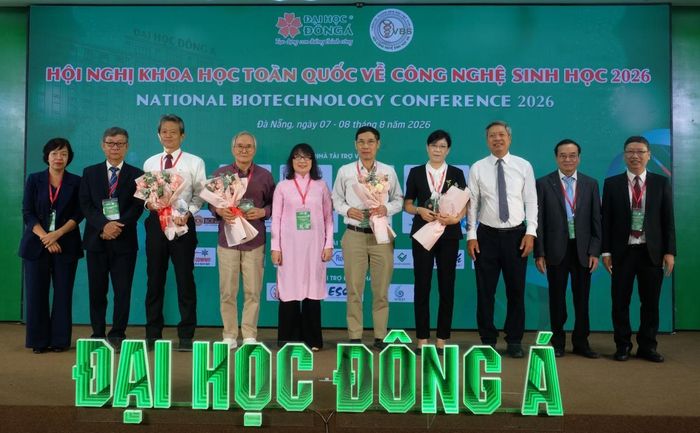 Lãnh đạo thành phố Đà Nẵng trao tặng hoa tri ân các nhà khoa học, diễn giả tại buổi hội nghị.