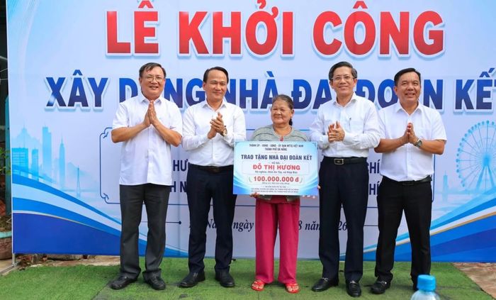 Lãnh đạo thành phố và Hội đồng hương Đà Nẵng tại TP. HCM trao bảng tượng trưng hỗ trợ kinh phí cho hộ bà Đỗ Thị Hương.