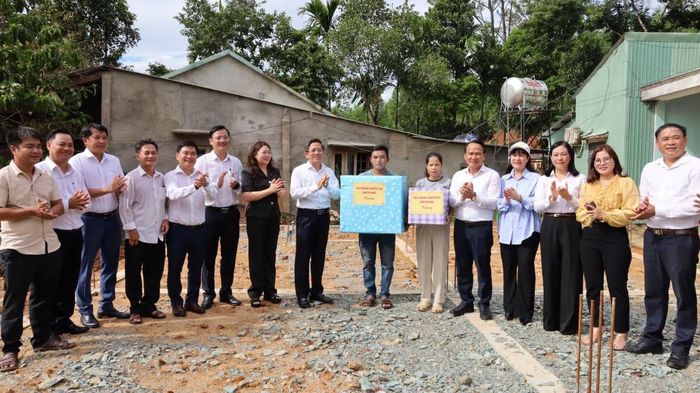 Lãnh đạo thành phố thăm, tặng quà hộ ông Đỗ Hồng Hiện.
