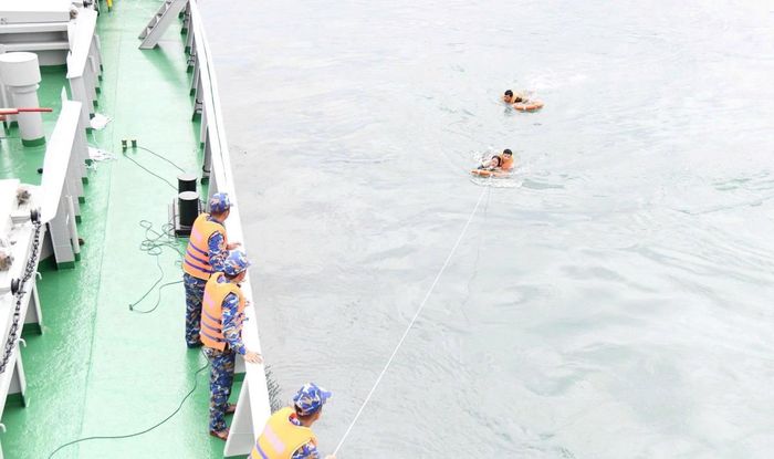 Lực lượng chức năng tiếp cận và cứu nạn thành công nạn nhân thứ hai cách Mũi Nghê hơn 2 hải lý