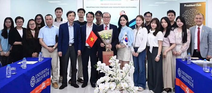 Khánh Linh (mặc áo sơ mi xanh) tiếp đón Giáo sư Ahn Choong-yong, Đại học Chung-Ang (Seoul, Hàn Quốc) tới Việt Nam.