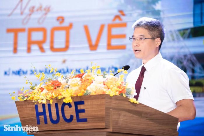 PGS. TS Hoàng Tùng - Hiệu trưởng Trường Đại học Xây dựng Hà Nội bày tỏ sự xúc động trước những đóng góp thiết thực của các cựu sinh viên. Ông khẳng định sự trở về và đồng hành của cựu sinh viên sau 30 năm không chỉ thể hiện trách nhiệm với xã hội, với thế hệ đi sau mà còn là động lực to lớn để những người làm giáo dục thêm gắn bó và yêu nghề.