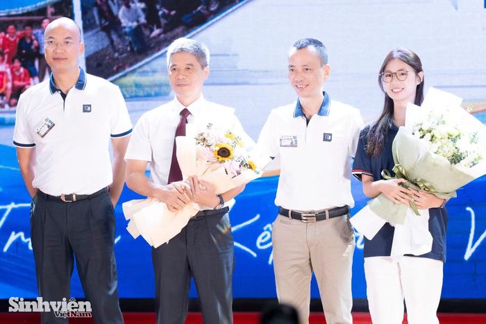 Đánh dấu chặng đường 30 năm, tập thể cựu sinh viên khóa 41 đã dành tặng nhà trường nhiều công trình mang giá trị thiết thực và bền vững. Cụ thể, các cựu sinh viên đã thi công cầu nối H1 - H3 nhằm kết nối không gian và tri thức giữa các khu giảng đường. Tập thể cũng trao tặng 5 không gian học tập hiện đại tại nhà H1 nhằm truyền cảm hứng sáng tạo. Bên cạnh đó, khóa 41 đã trao tặng những hàng ghế đá trong ký túc xá, đầu tư hệ thống nước uống tại vòi và tôn tạo nghĩa trang Hương Canh để tưởng niệm các thầy cô, sinh viên khóa trước đã hy sinh vì Tổ quốc.
