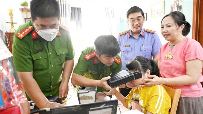 VKSND khu vực 2 - TPHCM cùng cơ quan công an đến nhà thu nhận dữ liệu sinh trắc học để cấp CCCD cho trẻ em khuyết tật. Ảnh: SONG MAI