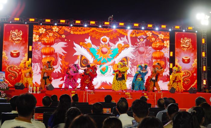  Tiết mục múa lân chào mừng 