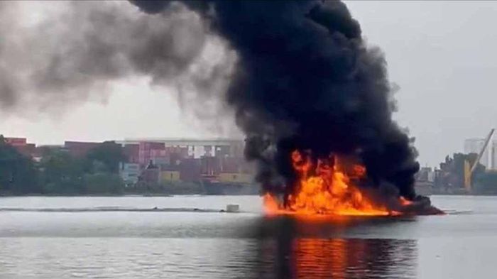 Ghe gỗ bị cháy trên sông Sài Gòn, khu vực đối diện cảng Phước Long