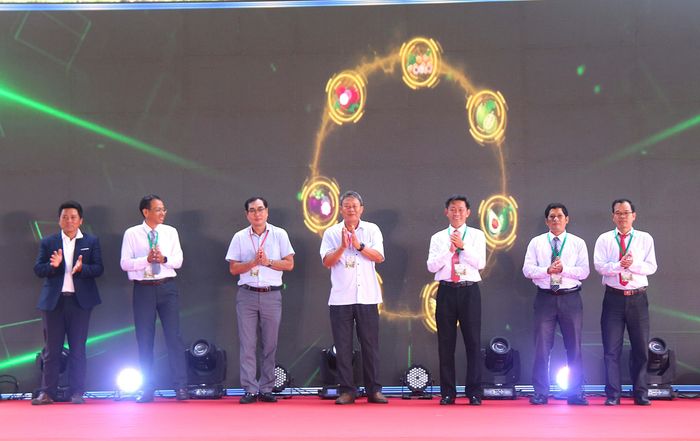 Đại biểu thực hiện nghi thức khai mạc Lễ hội trái cây La Dạ. Ảnh: TIẾN THẮNG