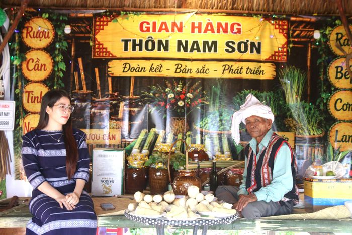 Gian hàng giới thiệu các sản phẩm đặc trưng ở La Dạ như măng rừng, rượu cần. Ảnh: TIẾN THẮNG
