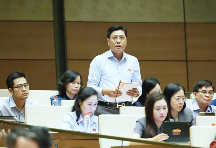 ĐB Huỳnh Văn Ngon (Đồng Tháp) phát biểu tại hội trường. Ảnh: QUANG PHÚC