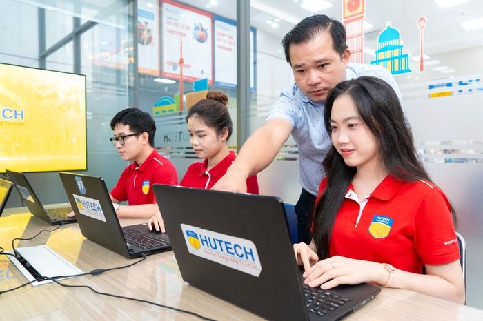  Cán bộ kỹ thuật Trường ĐH Công thương TPHCM kiểm tra dữ liệu lọc ảo, xét tuyển toàn quốc lần thứ 5 trong ngày 8-8 - Ảnh: THANH HÙNG 