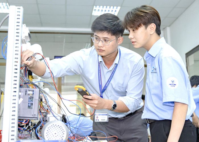  Giảng viên hướng dẫn sinh viên Khoa Điện - Điện tử Trường ĐH Công nghệ Kỹ thuật TPHCM trong giờ học thực hành - Ảnh: THANH HÙNG 