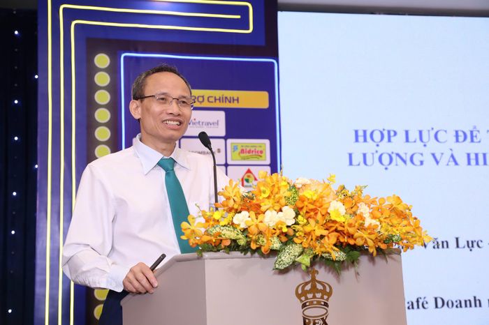 TS Cấn Văn Lực, thành viên Hội đồng Tư vấn chính sách tài chính - tiền tệ quốc gia phát biểu tại chương trình. Ảnh: MINH XUÂN