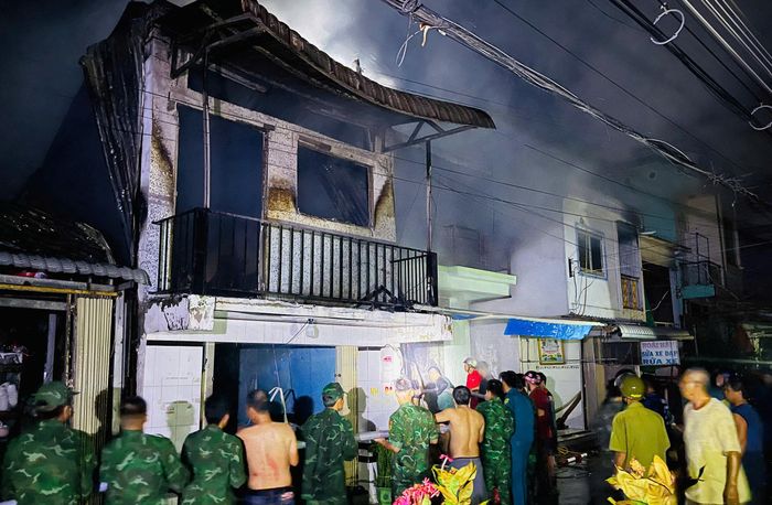 Cán bộ, chiến sĩ Đồn Biên phòng Sông Đốc phối hợp với các lực lượng tham gia chữa cháy. Ảnh: HOÀNG TÁ