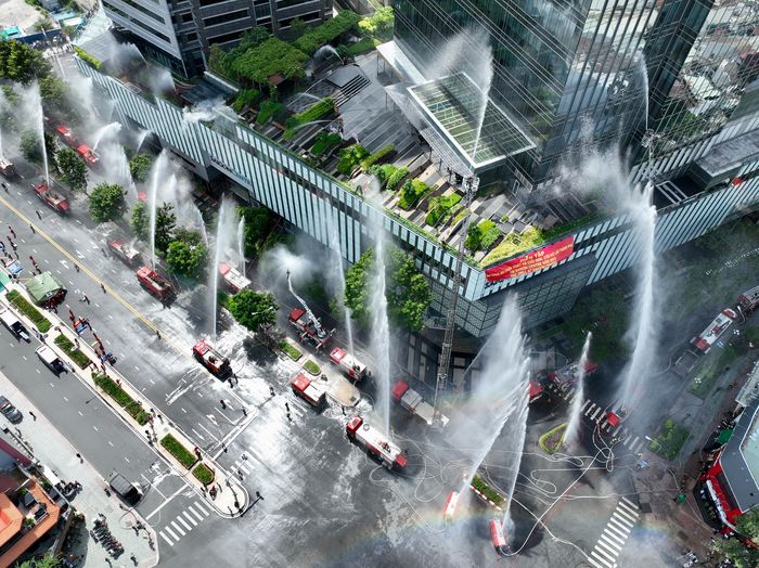 Diễn tập chữa cháy ở tòa nhà Saigon Centre, 26-7-2023. Ảnh: HOÀNG HÙNG