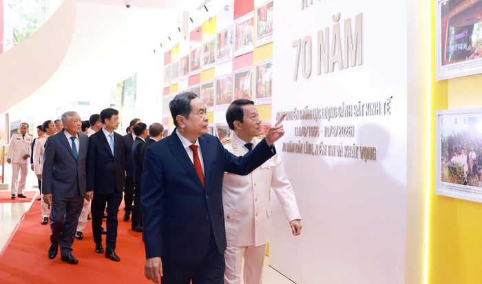  Chủ tịch Quốc hội và các đại biểu xem triển lãm Ngày truyền thống lực lượng Cảnh sát kinh tế. Ảnh: MINH HẢI 