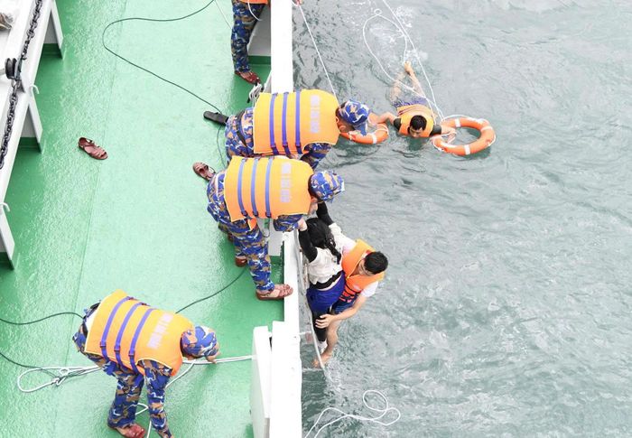  Đưa nạn nhân thứ 2 lên tàu. Ảnh do Bộ đội Biên phòng TP Đà Nẵng cung cấp 