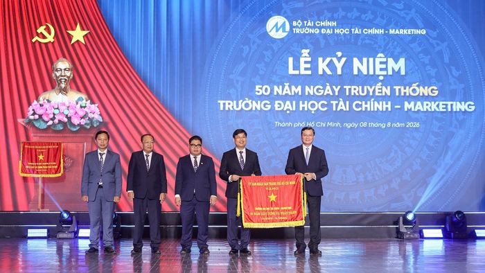  Phó Chủ tịch UBND TPHCM Nguyễn Công Vinh trao Cờ truyền thống của UBND TPHCM cho tập thể nhà trường - Ảnh: THANH HÙNG 