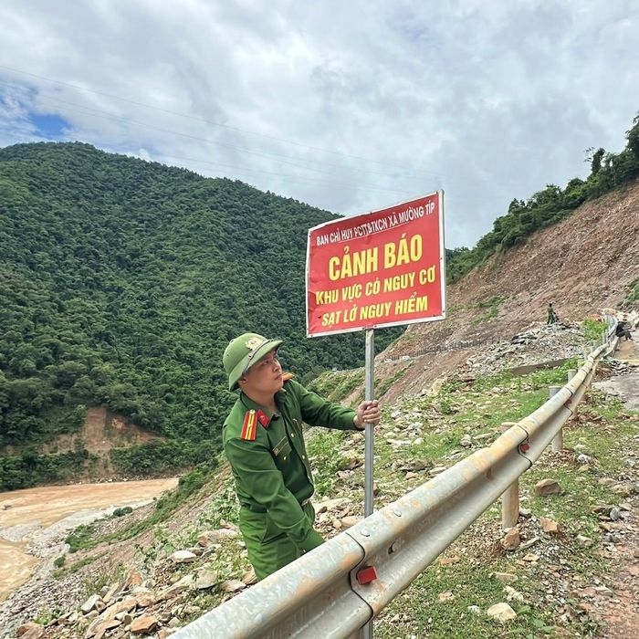 Lập biển cảnh báo khu vực có nguy cơ sạt lở nguy hiểm bên tỉnh lộ 543D