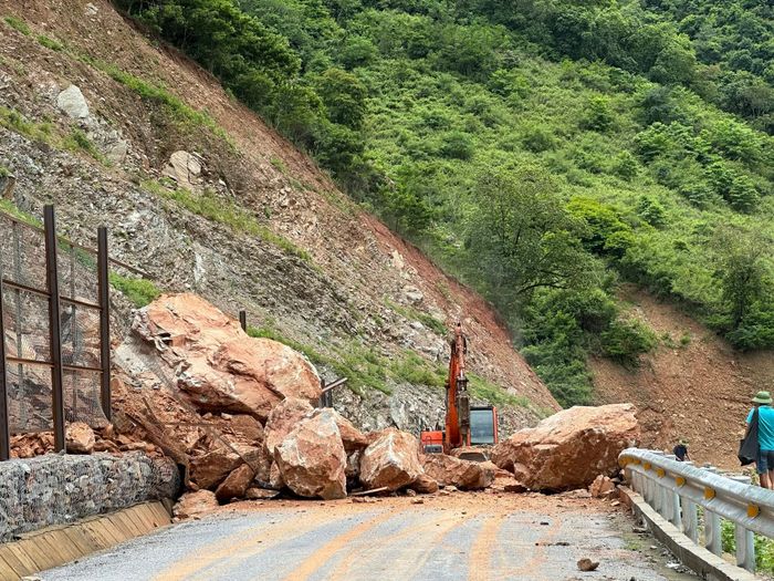Đất đá sạt lở tràn xuống chắn ngang tỉnh lộ 543D