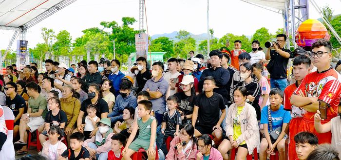  Đông đảo người dân, du khách dõi theo những màn thi đấu Rồng, Lân đầy kịch tính 