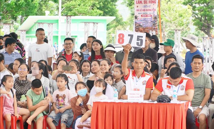  Trọng tài được bố trí bao quanh sân khấu để quan sát, chấm điểm theo từng góc cạnh 
