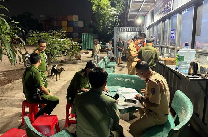  Lực lượng chức năng lấy mẫu test ma túy đối với các tài xế tại bãi xe công ty kinh doanh vận tải. Ảnh: CA 