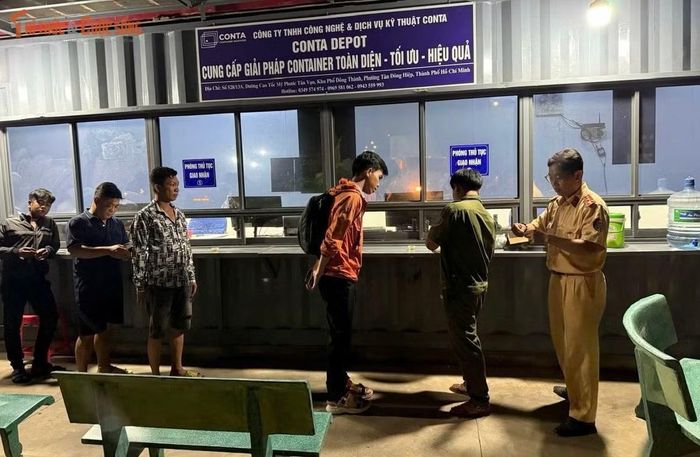 CSGT kiểm tra ma tuý tất cả tài xế tại một doanh nghiệm KDVT ở phường Tân Đông Hiệp khuya 7/8.