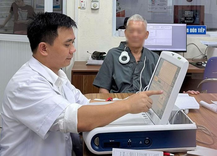 Bác sĩ theo dõi nhịp cho bệnh nhân - Ảnh BVCC
