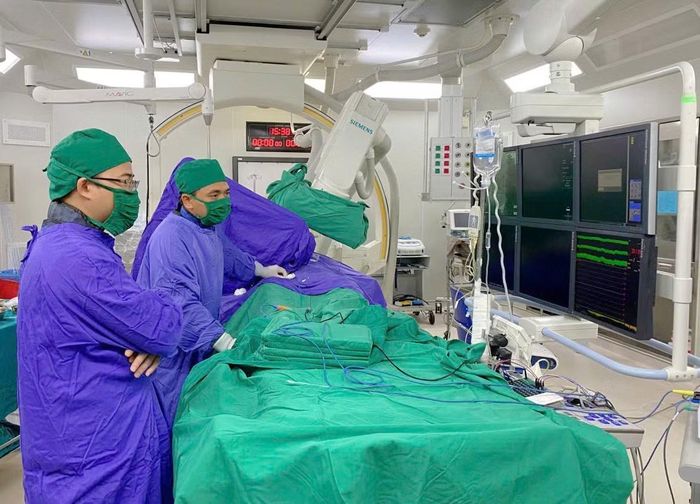 Ê-kíp can thiệp cho bệnh nhân - Ảnh BVCC